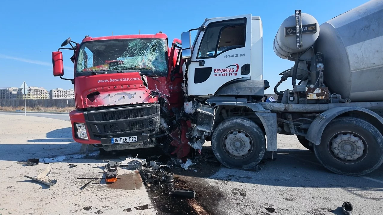 İstanbul'da beton mikserlerinin karıştığı kazada iki kişi yaralandı