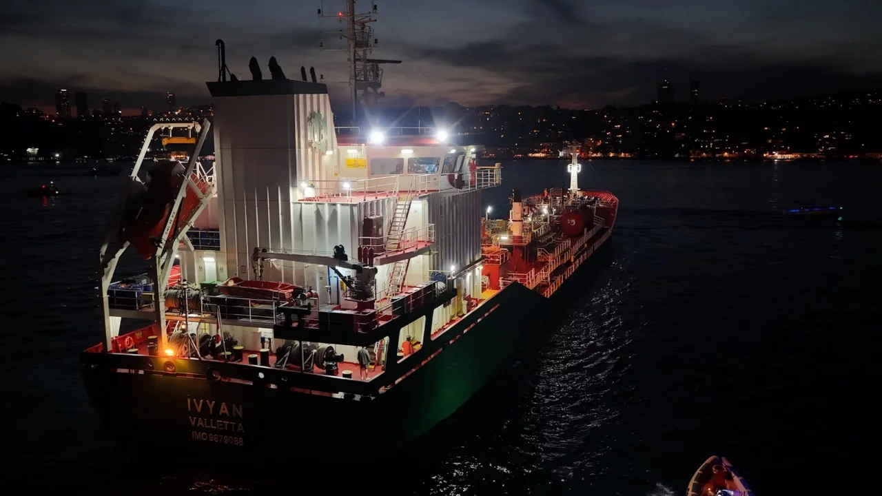 İstanbul Boğazı'nda kimyasal madde taşıyan tanker kıyıya metreler kala durabildi