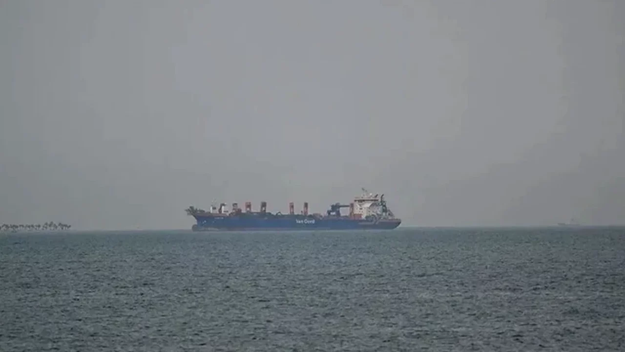 İran açıkladı: Hürmüz Boğazı'nda bir süper tanker daha mayına çarptı