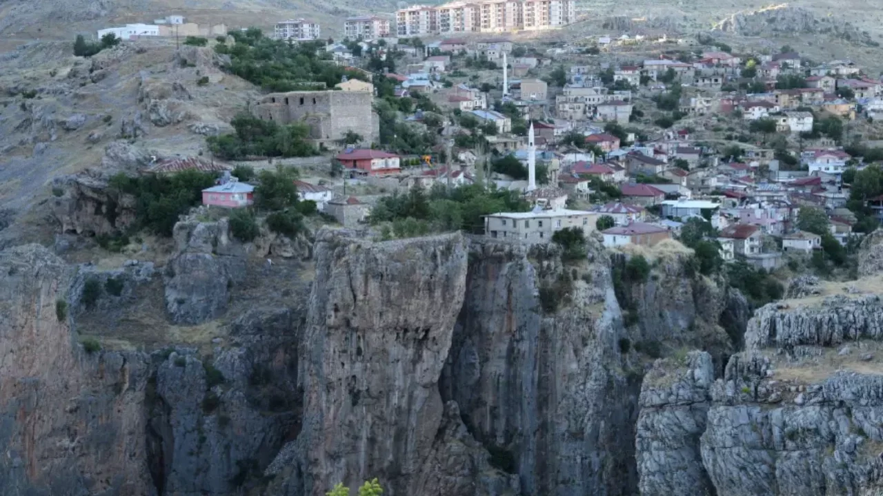 Bu evin bahçesine köprüyle geçiliyor
