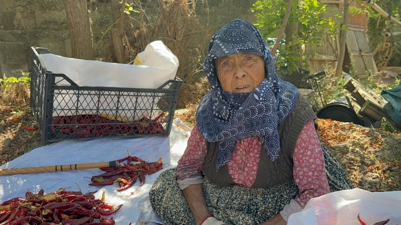 Oğlu için her gün 11 saat çalışıyor! Bursa'da 90 yaşındaki annenin fedakârlığı