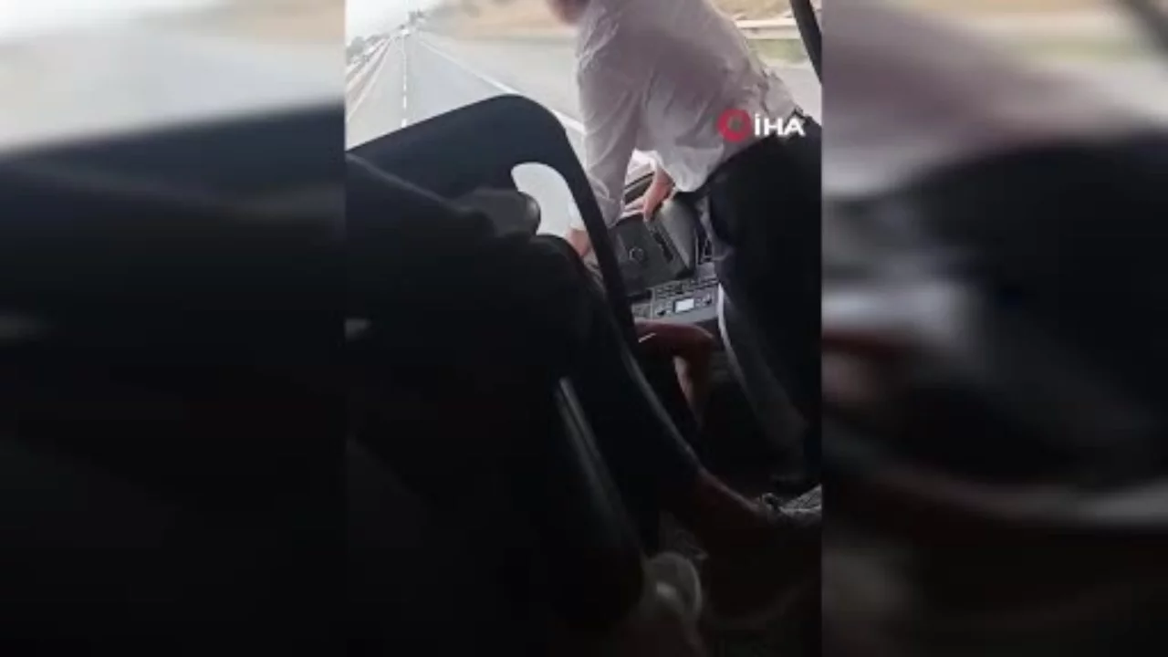 Bursa'ya gelen otobüste tehlikeli anlar kamerada: Şoför seyir halindeyken yerini değiştirdi