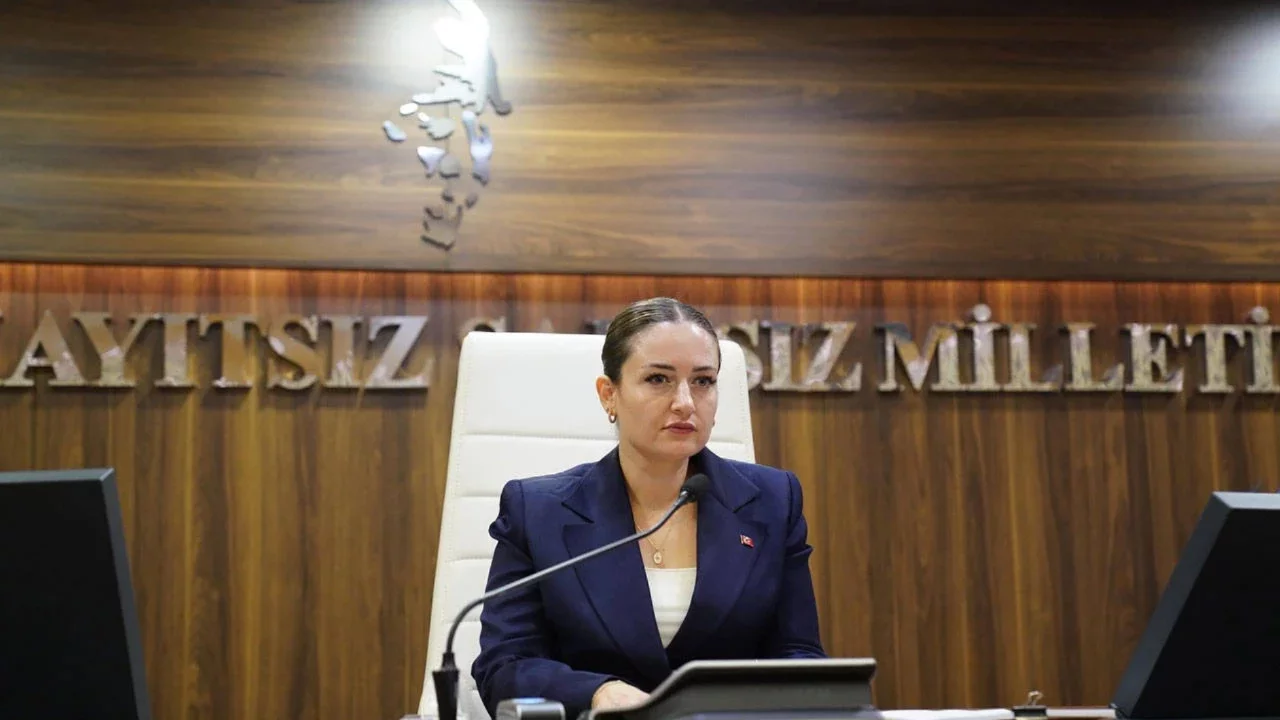 AK Parti'ye geçeceği iddia edilen Antalya Büyükşehir Belediye Başkanvekili'nden açıklama