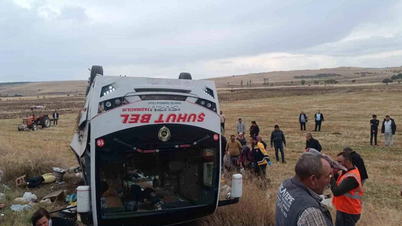 Afyonkarahisar'da midibüs devrildi: Çok sayıda yaralı