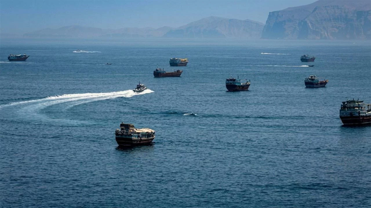 Hürmüz Boğazı'nda bir tanker kaynağı bilinmeyen mühimmatla vuruldu