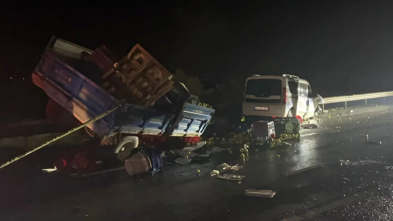 Sakarya'da zincirleme kaza: 2 ölü, 3 yaralı