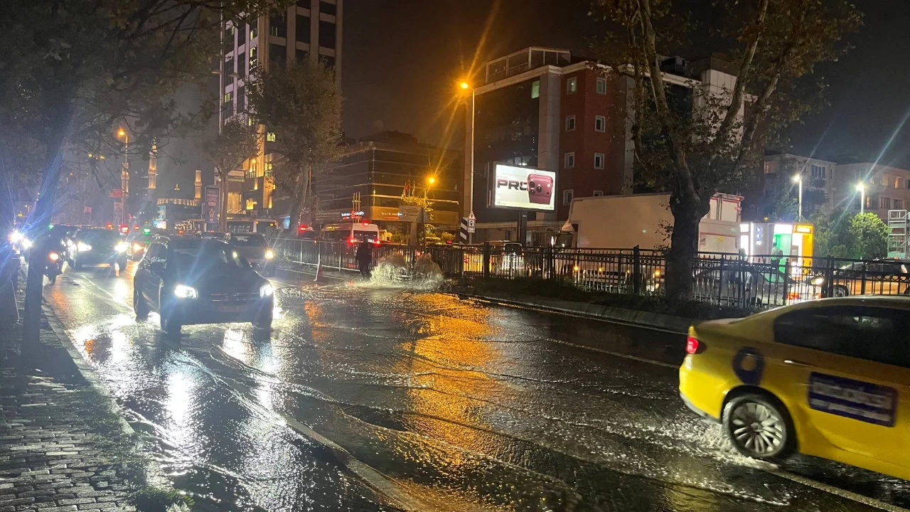 İstanbul'da altyapı çalışması sırasında su borusu patladı