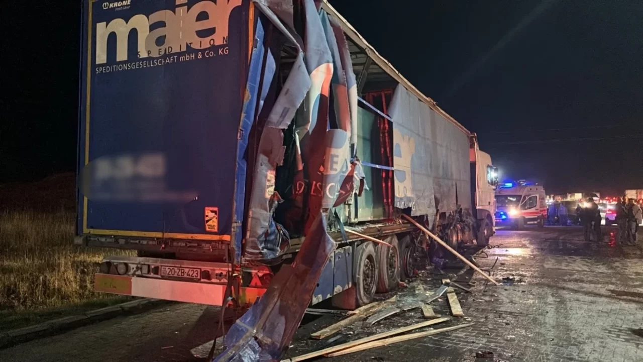 Karabük'te kamyon iki araca çarptı: 3 yaralı
