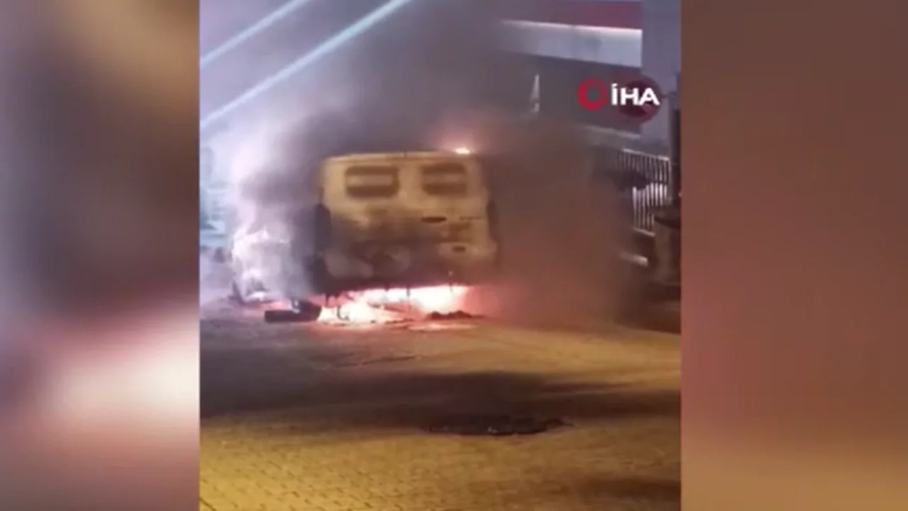 Hafif ticari araç alev alev yandı