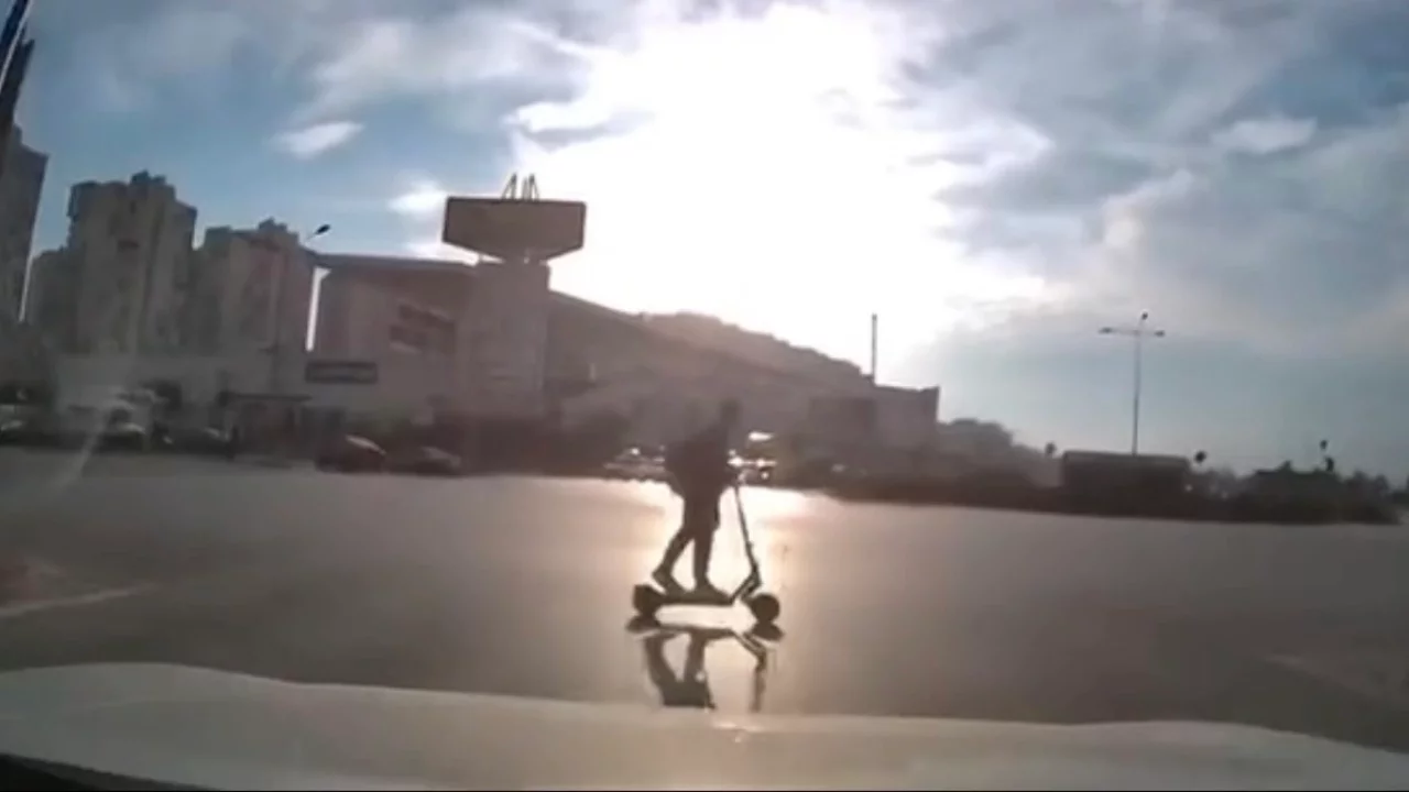 Bursa'da kırmızı ışık ihlali kamerada! Scooter sürücüsü ölümden döndü