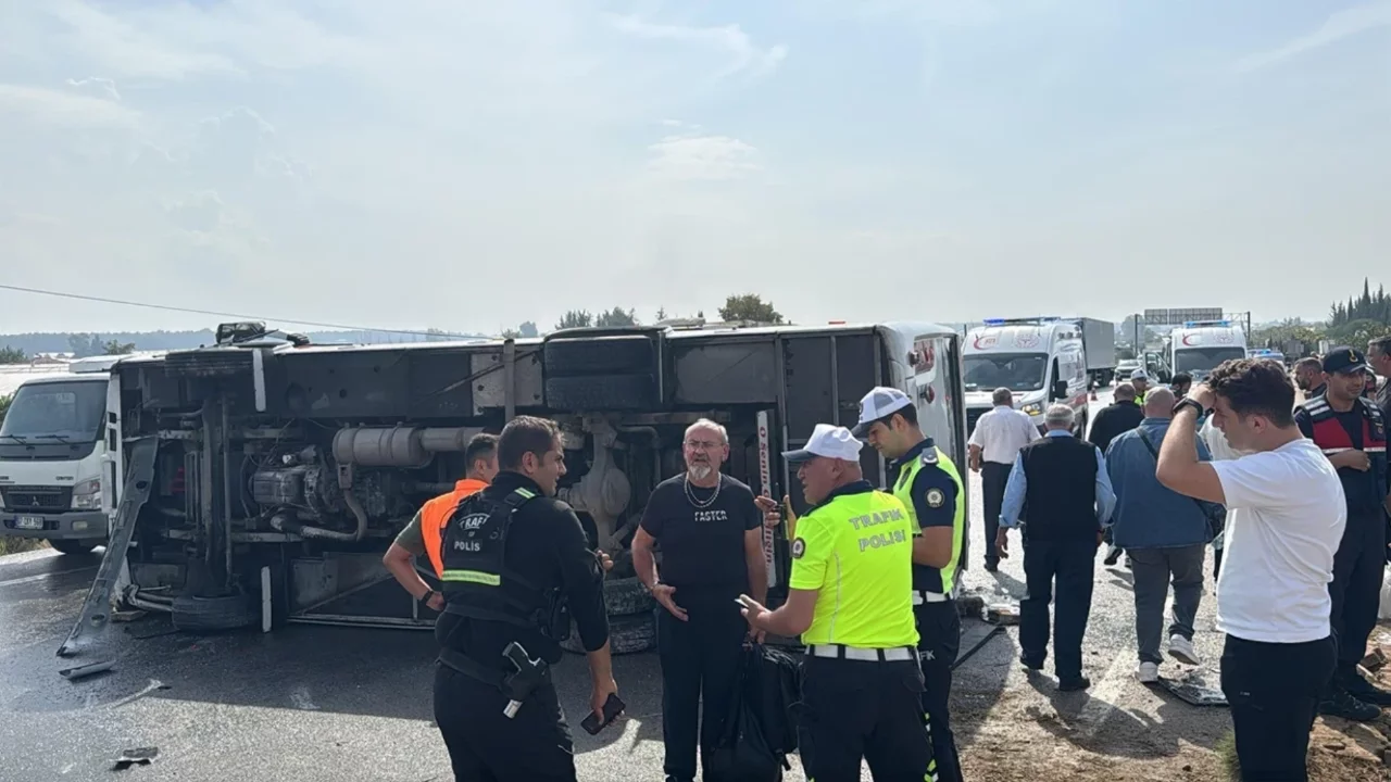 Antalya-Isparta yolunda midibüs devrildi: Yaralılar var