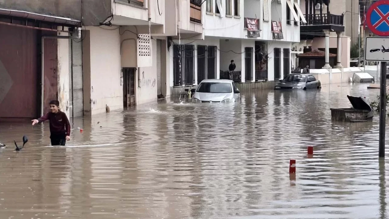 Mersin'de sağanak sele dönüştü: Sokakları su bastı, araçlar mahsur kaldı