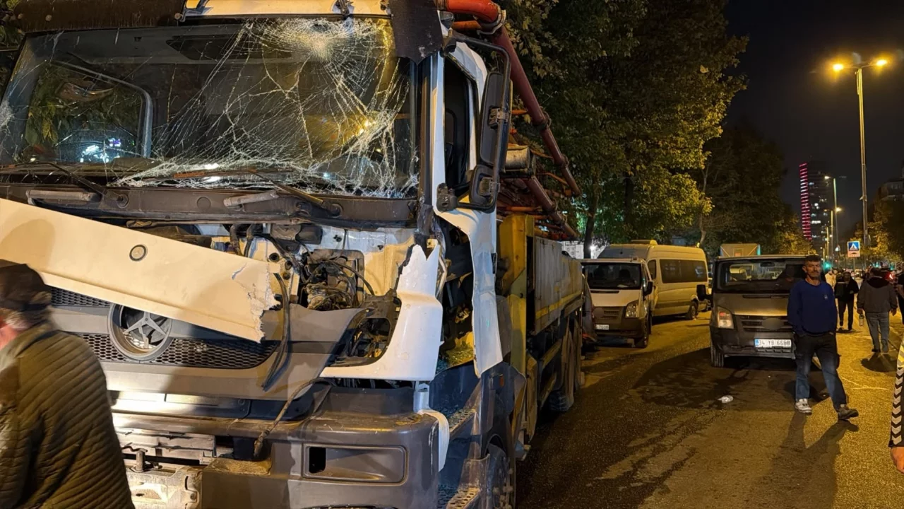 El freni çekilmeyen beton pompası dehşet saçtı: 7 araç hasar aldı