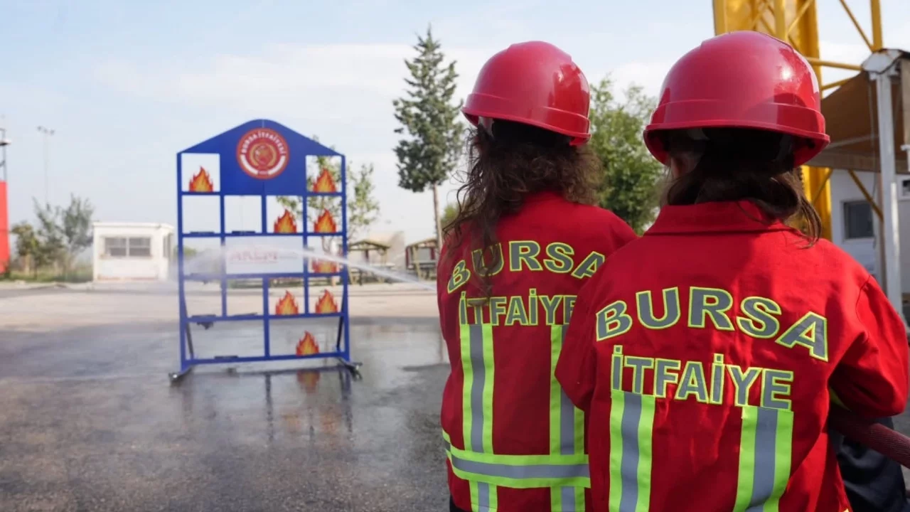Bursa'da miniklere itfaiye eğitimi! Yangın söndürmeyi uygulamalı öğrendiler