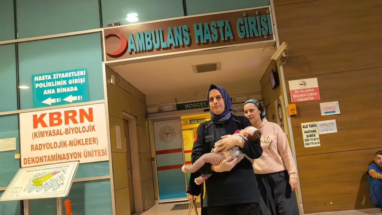 Bursa'da kanepeden düşen bebek beyin kanaması geçirdi