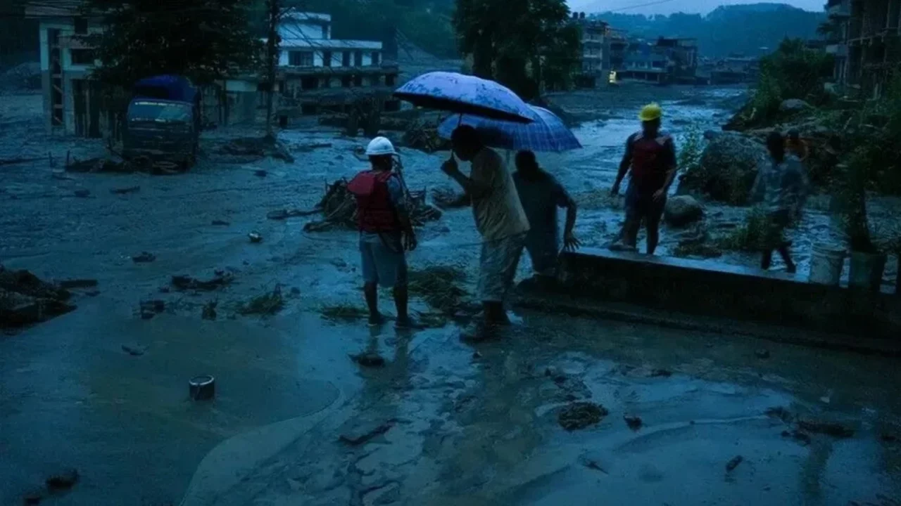 Nepal'deki selde 100'den fazla dağcı mahsur