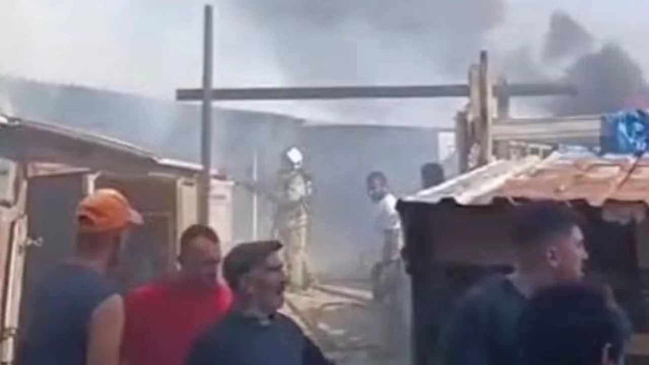 Ahır yangını faciayla sonuçlandı: 24 büyükbaş hayvan telef oldu