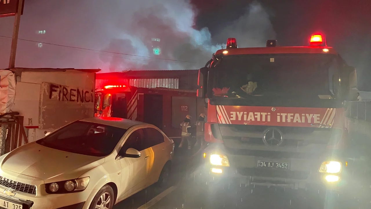 İstanbul'da tekstil üzerine iş yeri alev alev yandı