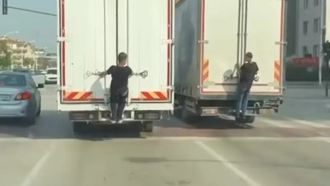 Bursa'da gençlerin tehlikeli yolculuğu kamerada
