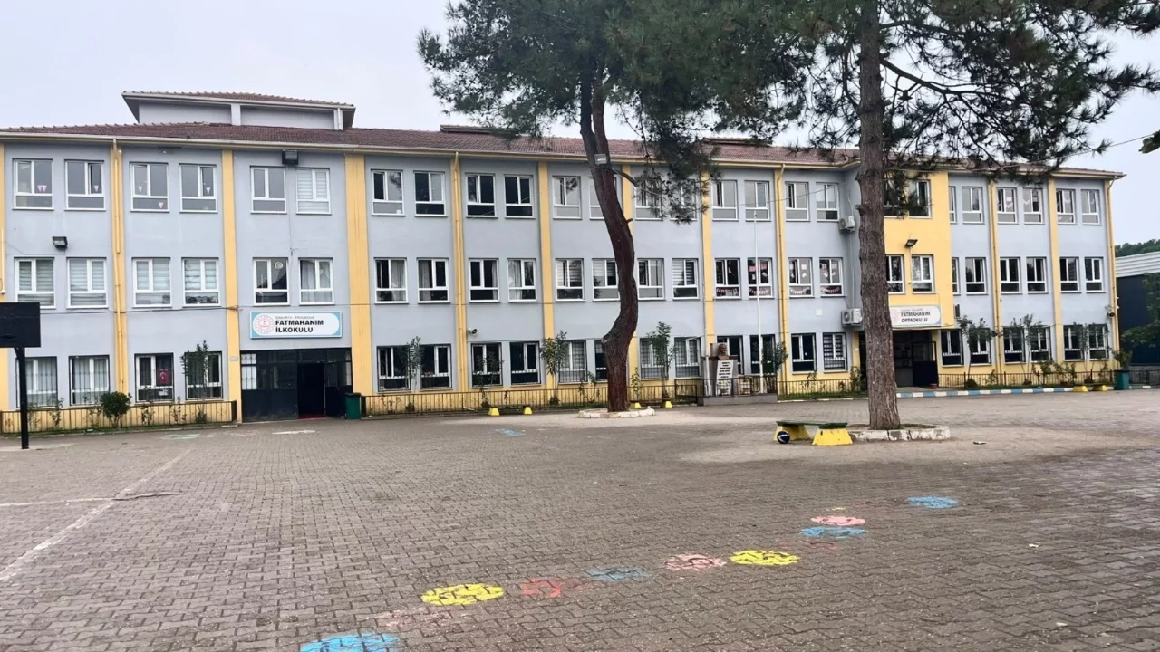 Sakarya'da öğrencilerin kavgasını ayıran hizmetli darbedildi, öğretmen baygınlık geçirdi