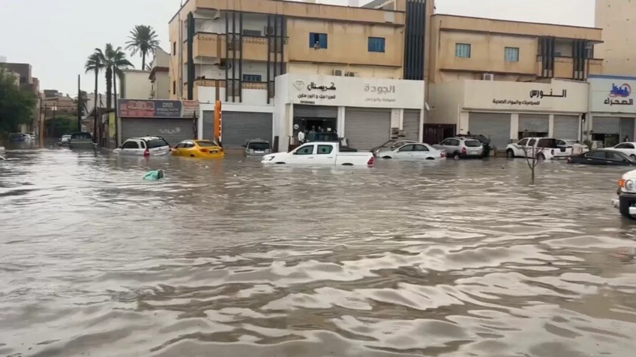 Trablus'ta şiddetli yağmur nedeniyle yol ve caddeleri su bastı