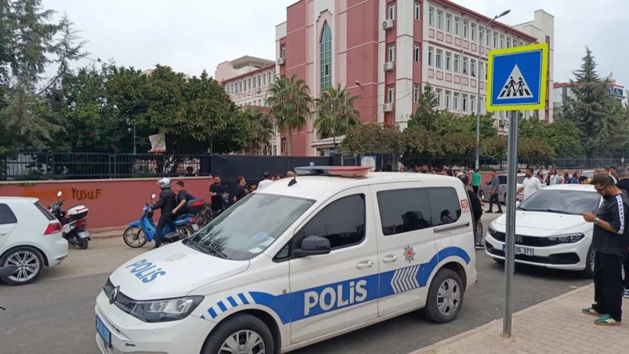 Adana'da ortaokul öğrencisi kız, hemcinsini ekmek bıçağıyla yaraladı