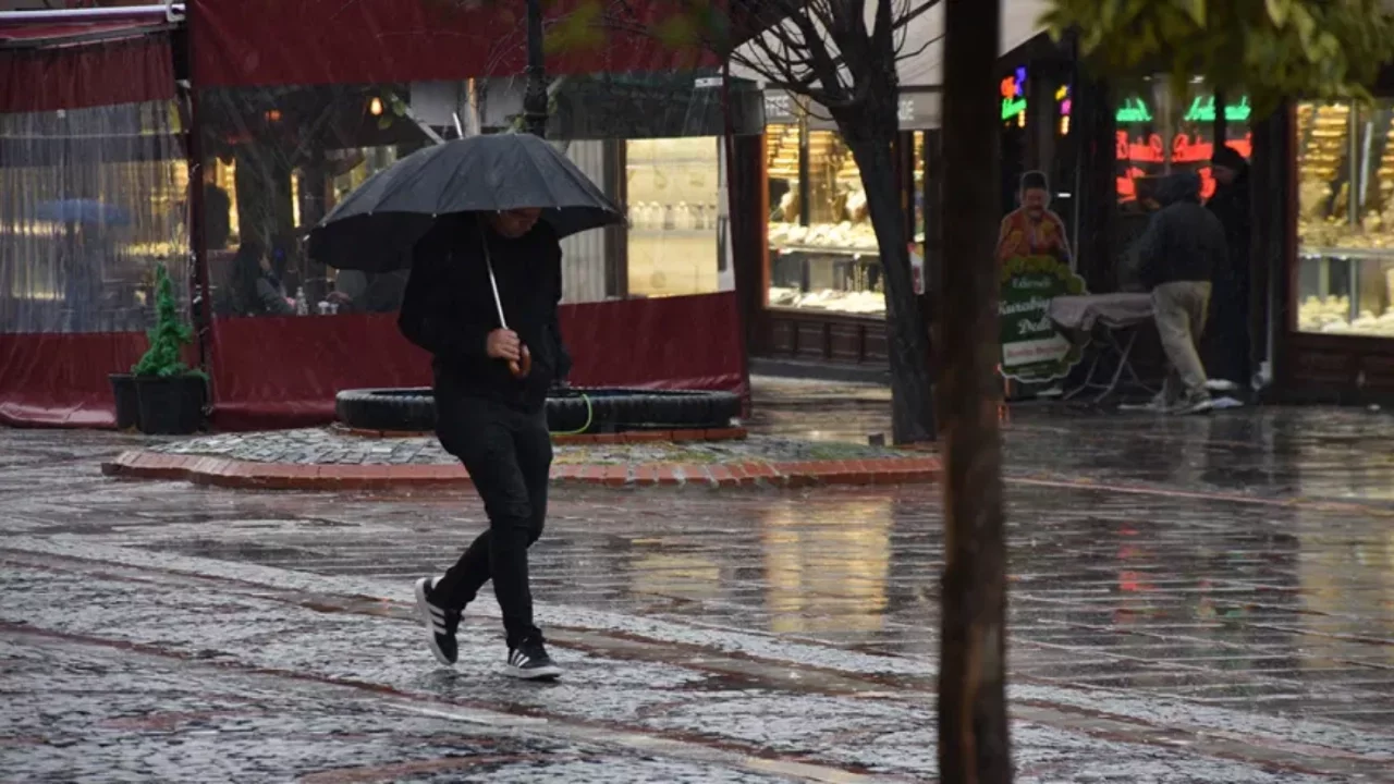 İstanbul'da yoğun yağış nedeniyle okullar yarın tatil edildi
