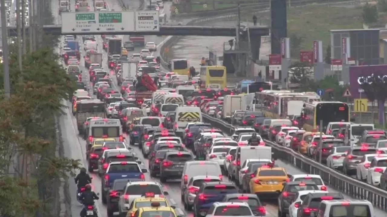 Alarm verilmişti: İstanbul'da beklenen şiddetli sağanak yağış başladı, trafik kilitlendi