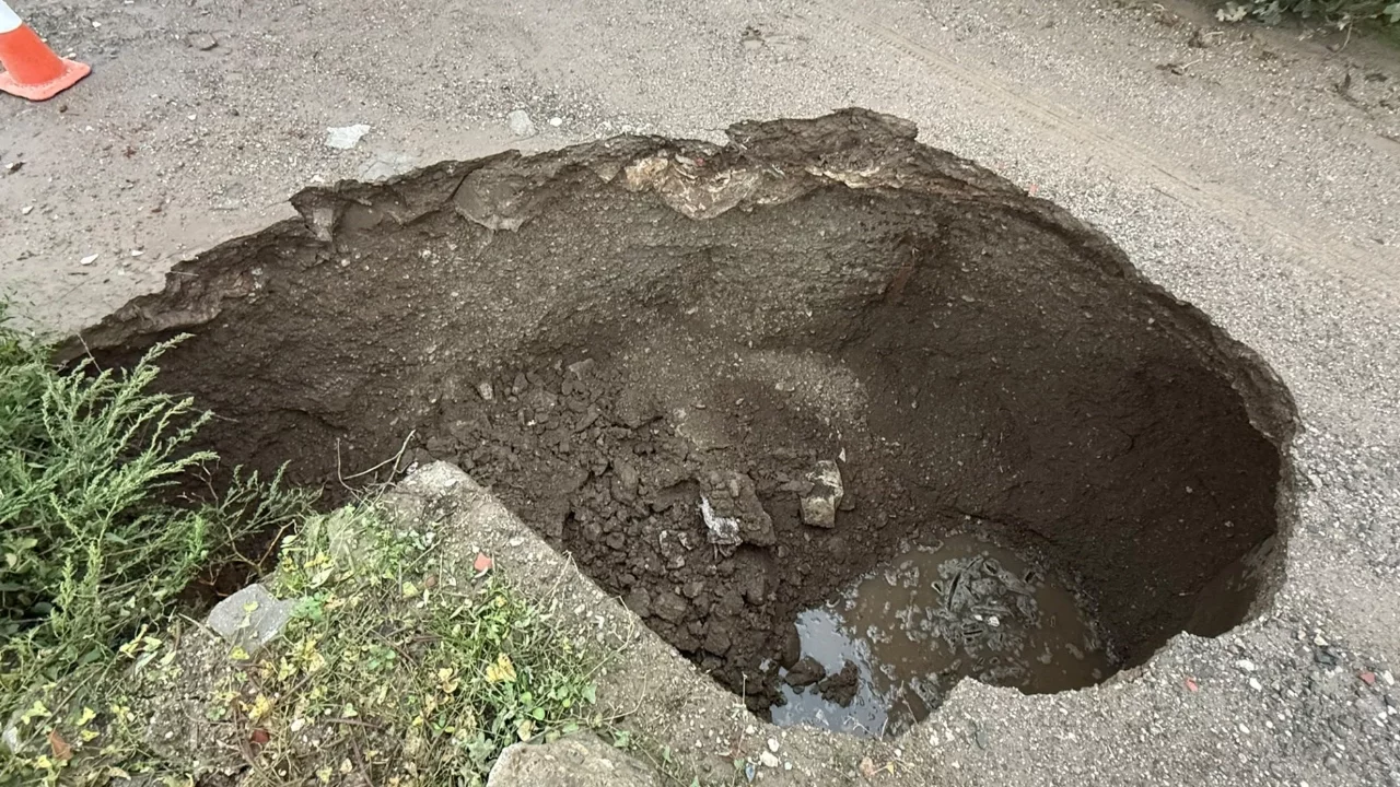 Çanakkale'de sağanak yağışa dayanamayan yol çöktü