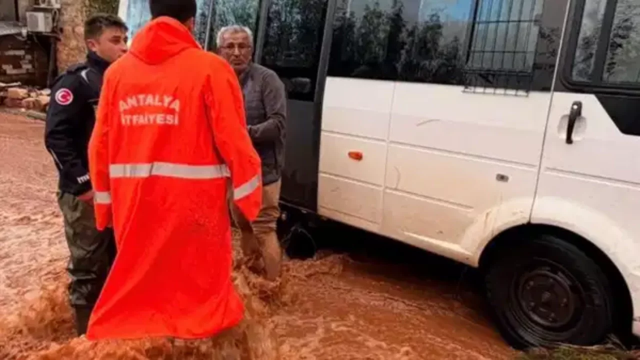 Antalya'yı sağanak ve hortum vurdu