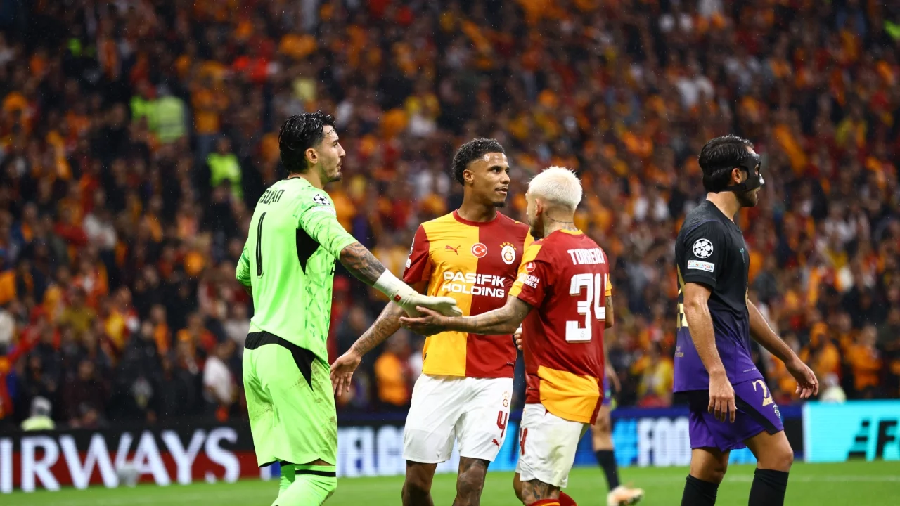 Lucas Torreira, Barcelona maçında sakatlandı