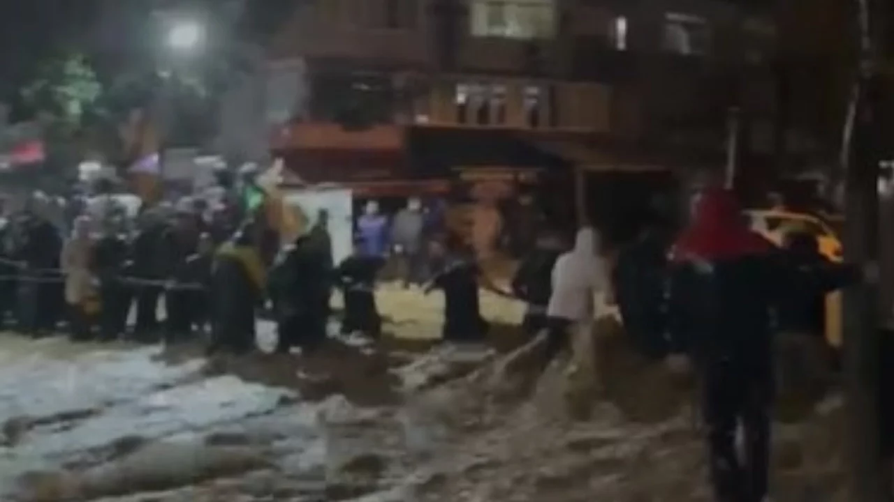 İstanbul  Sarıyer'de dere taştı, mahsur kalanlar halatlarla kurtarıldı