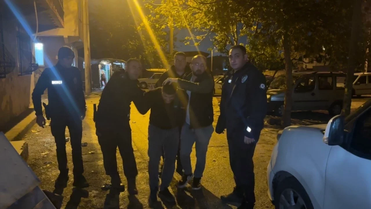 Bursa'da hareketli gece: 15 yıl hapis cezasıyla aranan arkadaşını yakalatmamak için havaya ateş açtı