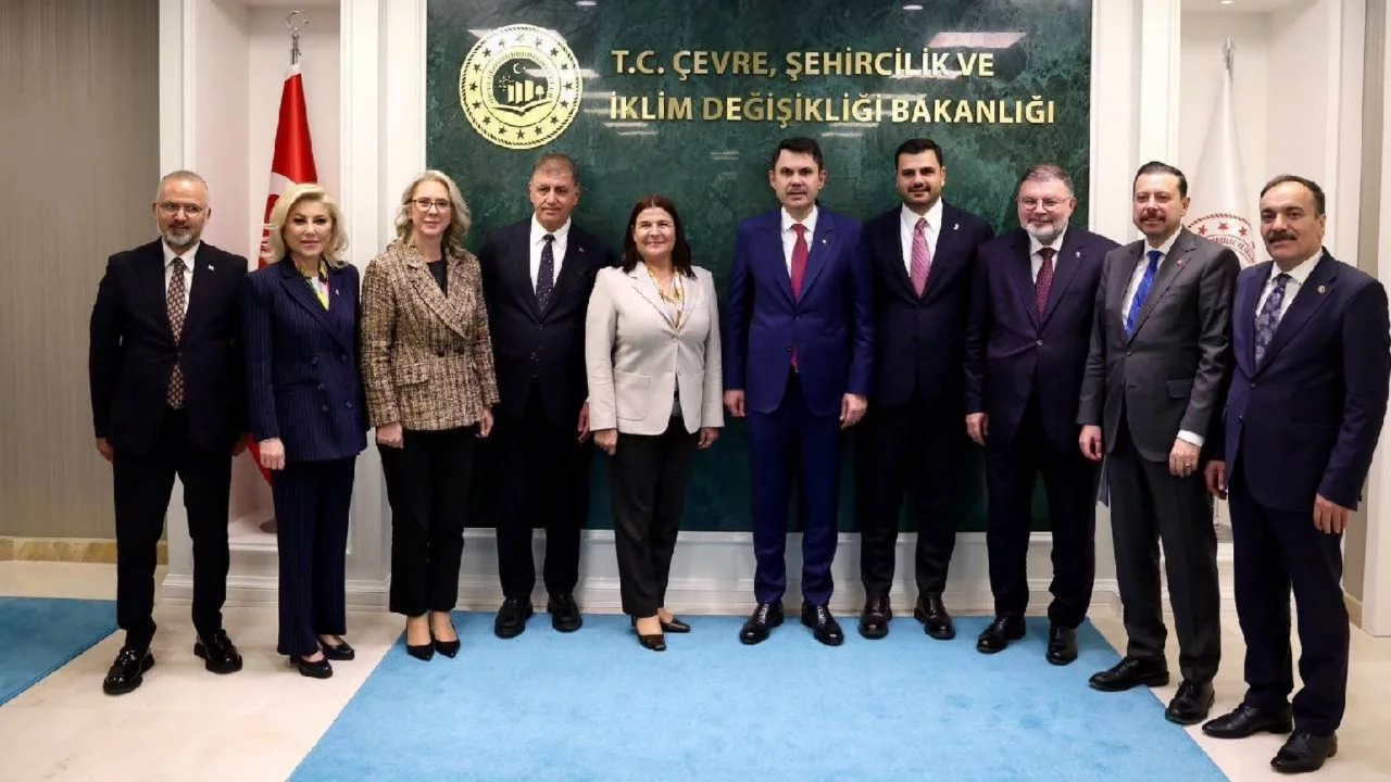 Bakan Kurum ve Uraloğlu, AK Partili Belediye Başkanı Tugay ile görüştü