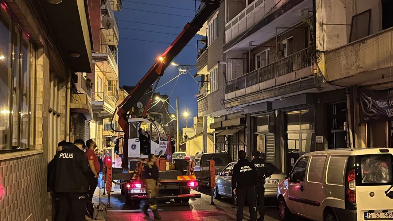 Bursa'da oğlu tarafından rehin alınan anneyi polis kurtardı