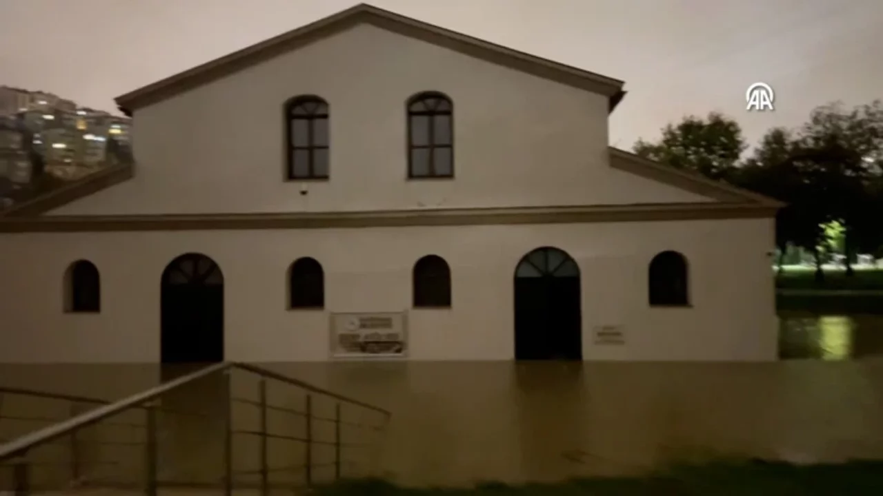 Kağıthane'deki tarihi Sadabat Cami sular altında kaldı