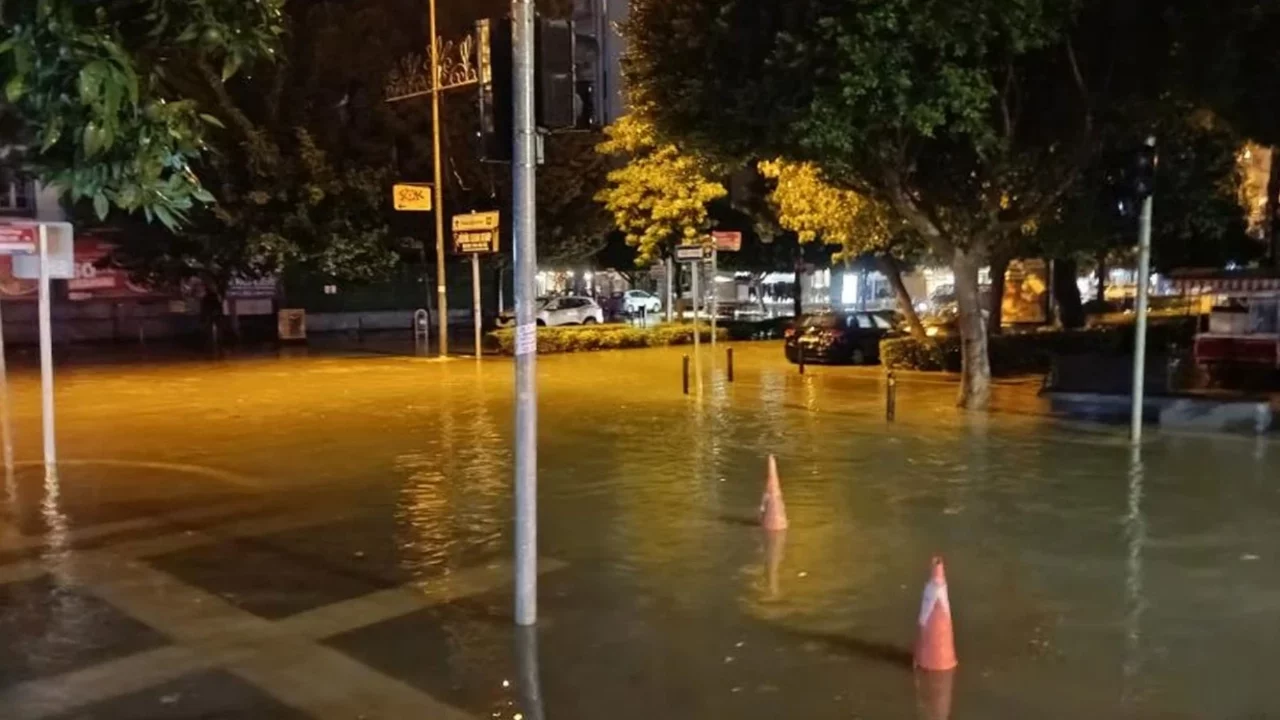 Adana'da 45 dakikalık sağanak yolları su altında bıraktı