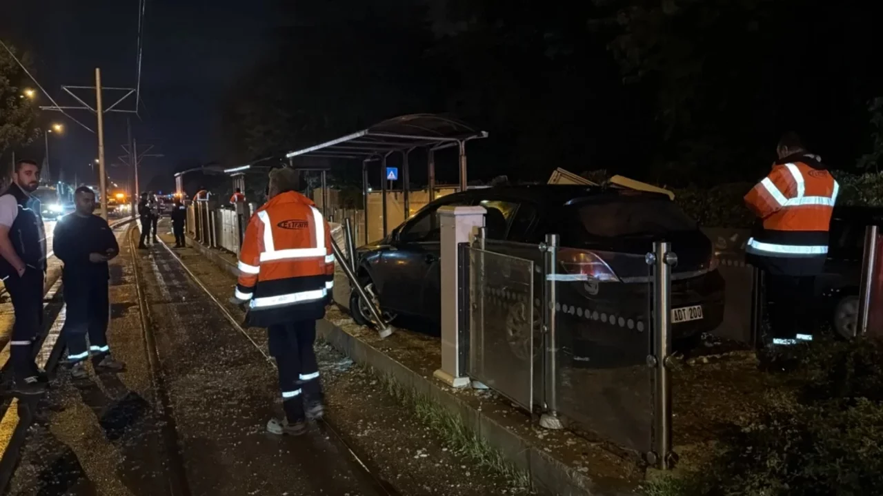 Eskişehir'de otomobil tramvay durağına çarptı