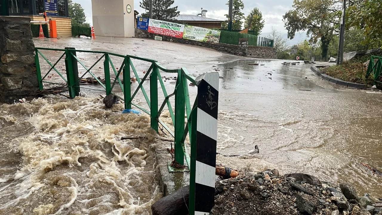 Bursa'da sağanak yağış dereleri taşırdı! Cumalıkızık'ta köprü sular altında kaldı