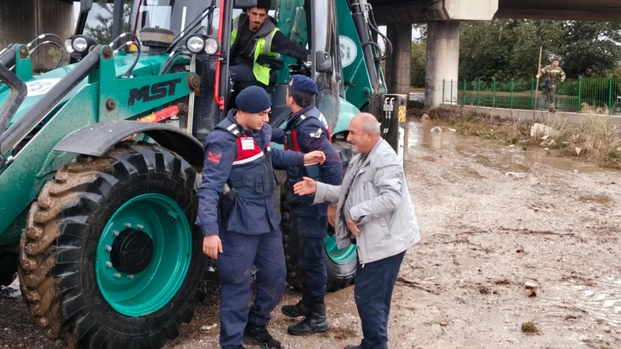 Bursa'da su taşkınında mahsur kalan vatandaşı jandarma ekipleri kurtardı