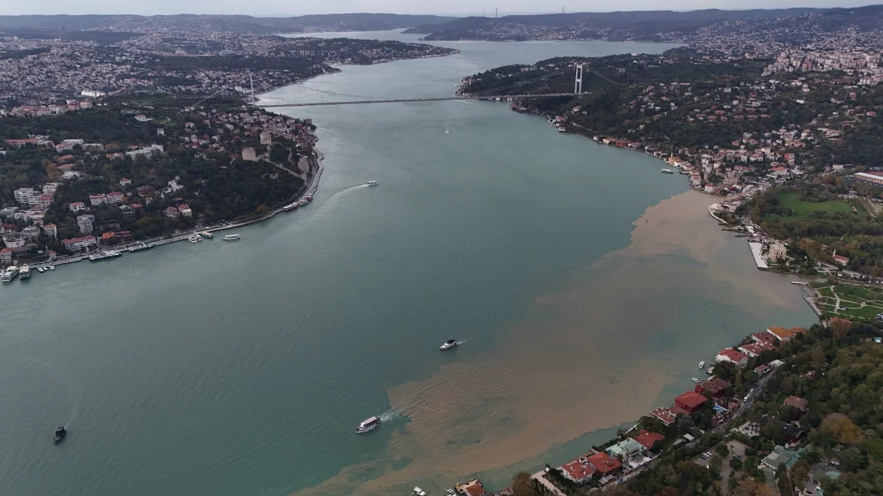 İstanbul Boğazı yağmur sonrası çamura bulandı