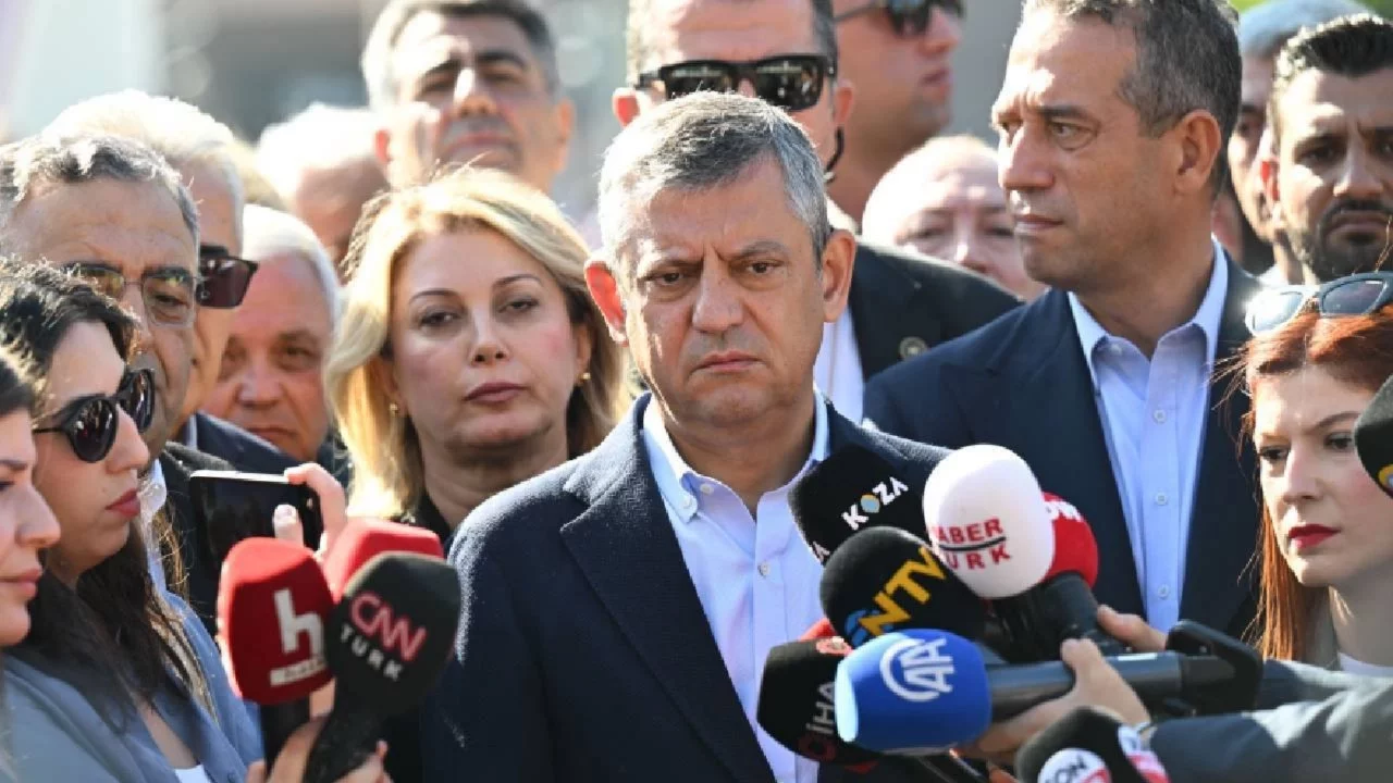 Özgür Özel'den İmamoğlu hakkında açılan yeni soruşturmaya tepki: "Büyük bir acziyet içinde yeni s...