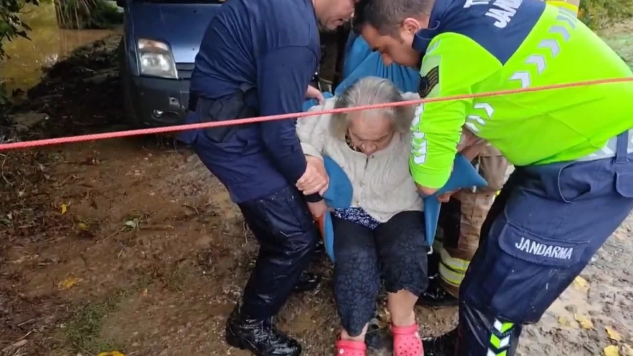 Bursa'da su baskınında evlerinde mahsur kalan 3 kişi ekipler tarafından çıkarıldı