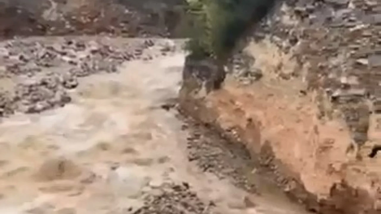 Bursa'da derede heyelan anı kameraya yansıdı