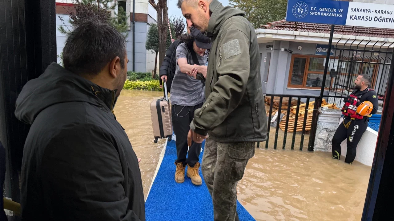 Sakarya'da KYK yurtlarını sel bastı! 700 öğrenci tahliye edilip memleketlerine gönderildi