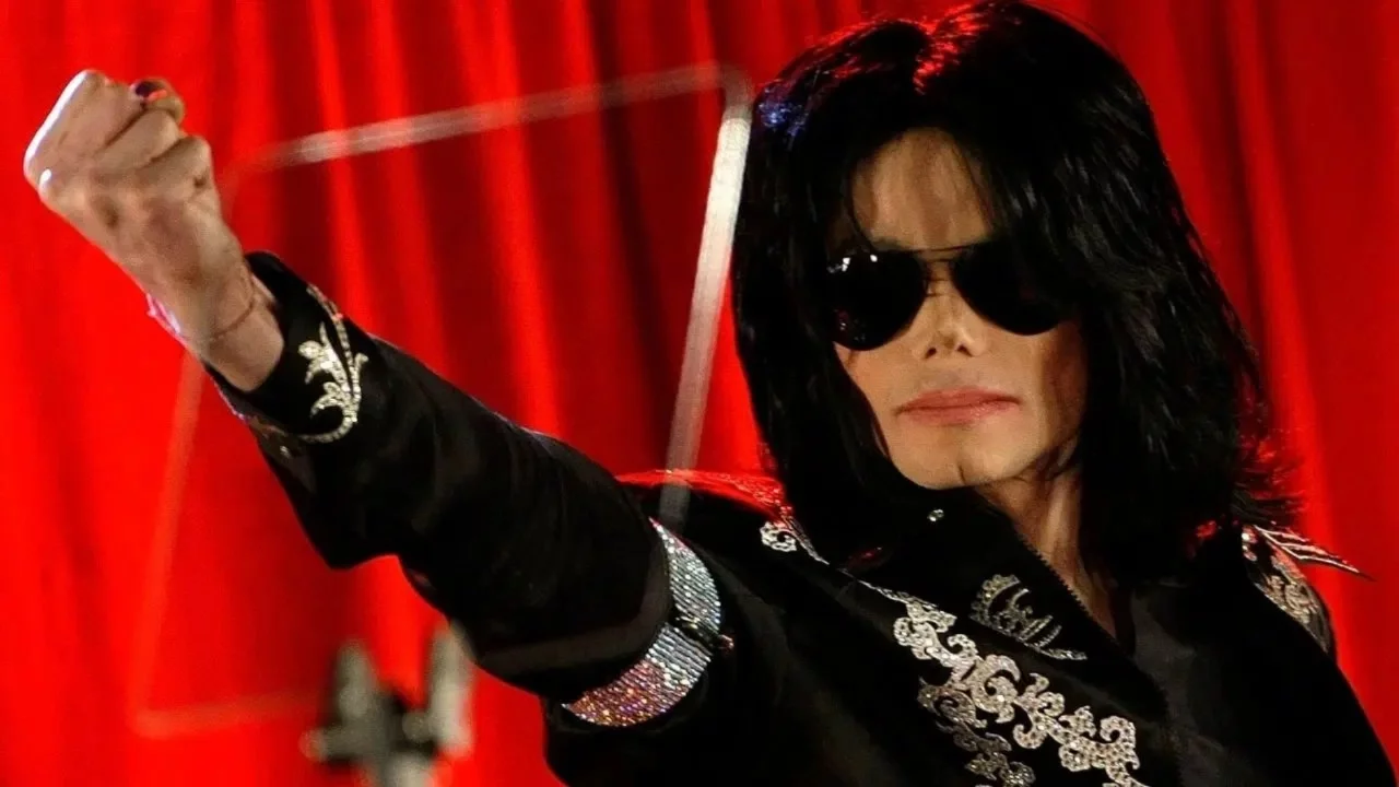 Pop müziğin kralı Michael Jackson ölümünden 17 yıl sonra zirvede