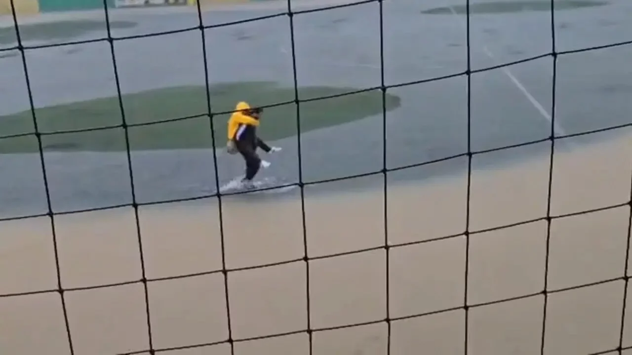 Halı sahada mahsur kalan çocukları spor hocası sırtında taşıyarak kurtardı