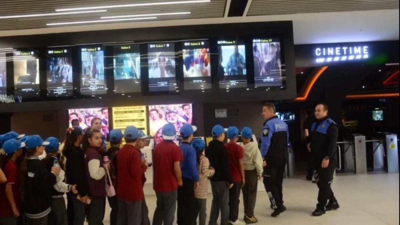 Bursa polisi 48 öğrenciyi sinemayla buluşturdu