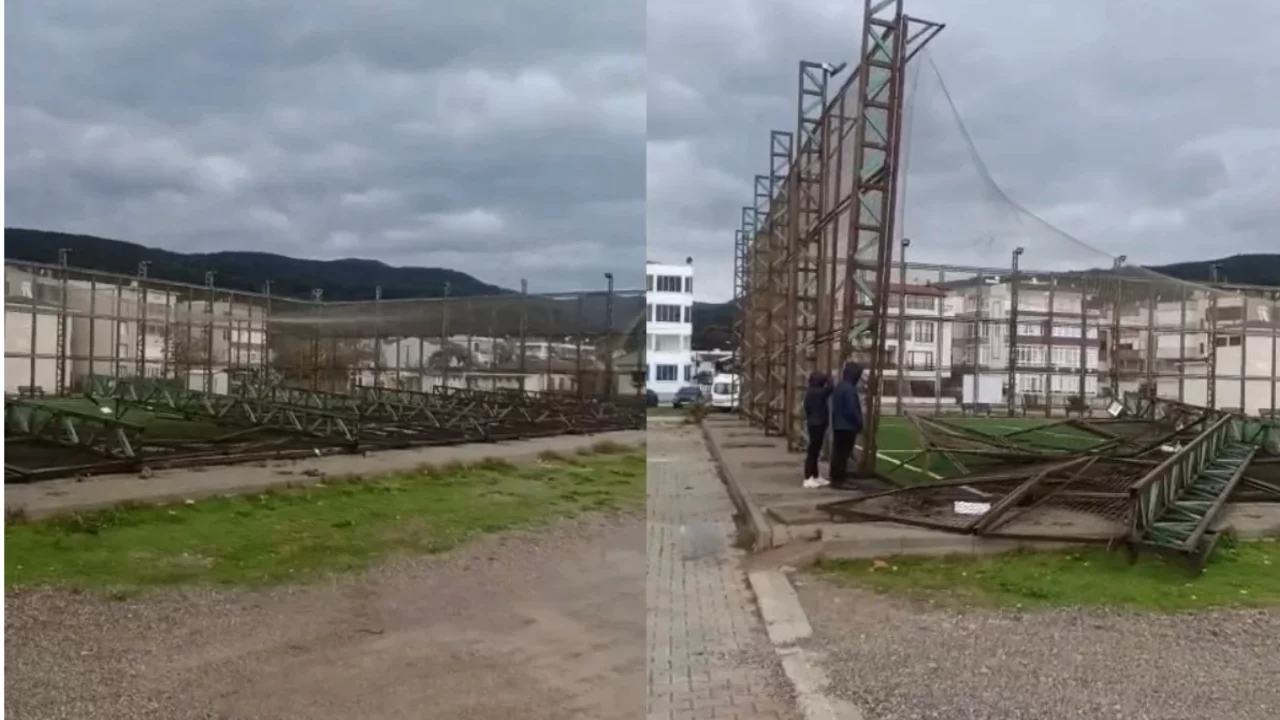 Bursa'daki fırtınada halı sahanın direkleri yıkıldı!
