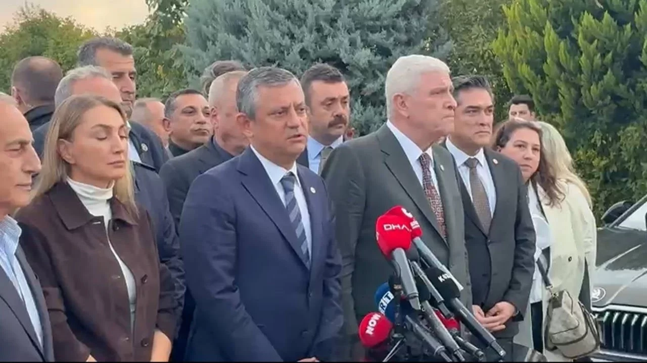 İBB davasında 100'üncü gün sona erdi: Özgür Özel ve Müsavat Dervişoğlu'ndan duruşma çıkışı ortak ...